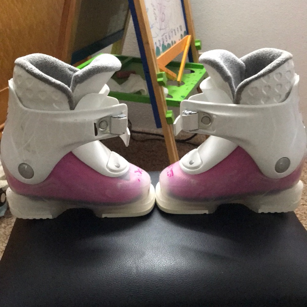 Kids ski boots